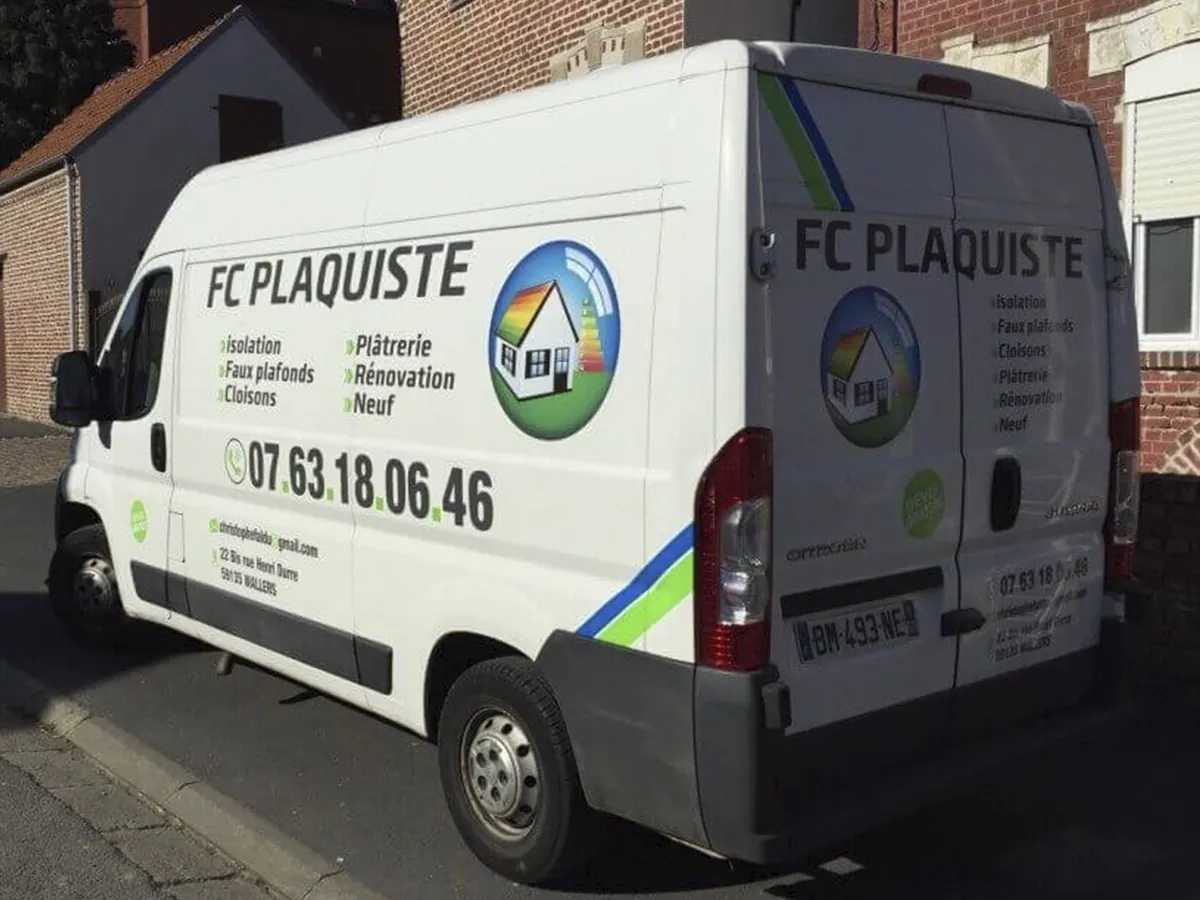 Marquage adhésif d'un utilitaire